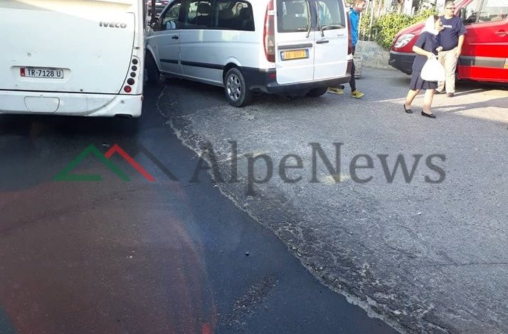 E FUNDIT/ Aksident tek kthesa e Kamzës. Autobusi i Institutit është përplasur me një furgon (FOTO)