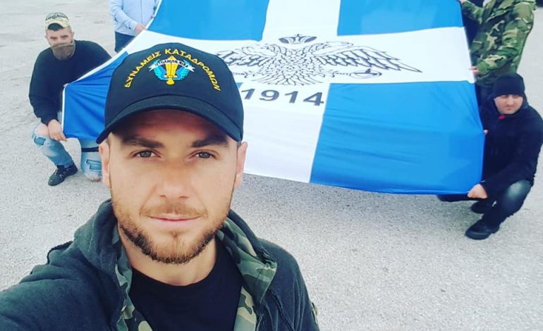 MOMENTI KUR EKSREMISTI GJUAN ME ARMË/ Mediat greke: Shikoni si mundohet t’i shpëtojë sulmit të policisë