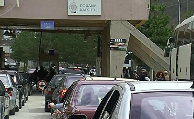 KAOS NË DOGANËN E KAPSHTICËS/ Probleme me sistemin, dhjetra automjete prej orësh në pritje