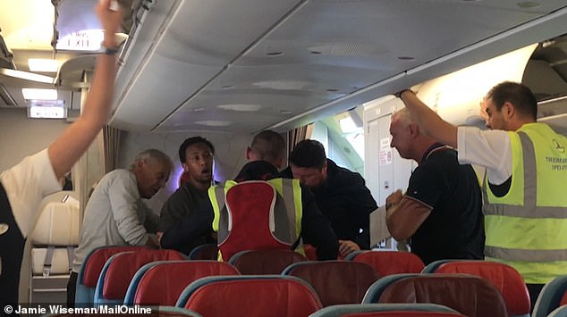 DËBIMI NGA BRITANIA E MADHE/ Pasagjerët ndihmojnë një të depërtuar nga Somalia për… (FOTO)