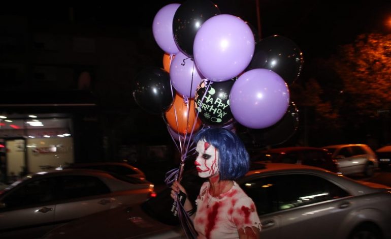 “SHPIRTRAT DHE TË VDEKURIT”/ “Vampirët” pushtojnë rrugët e Tiranës për Halloween (FOTOT)