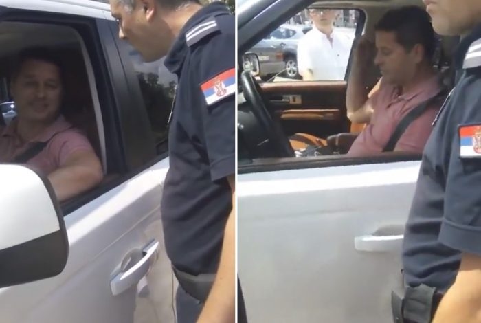 ME FLAMUR SHQIPTAR PARA PARLAMENTIT/ Pjerin Ndreu ndalohet nga policia serbe dhe… (VIDEO)