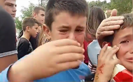 PROTESTA PËR SHKOLLËN/ Tensionohet situata, fëmijët qajnë të gjakosur (VIDEO)