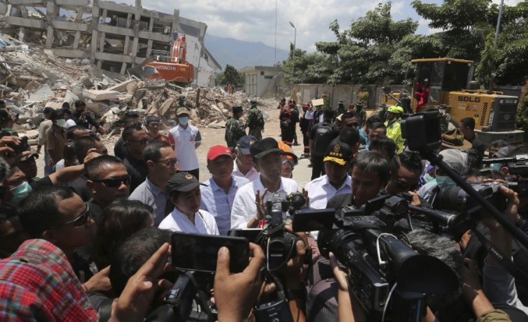 TSUNAMI NË INDONEZI/ Numri i të vdekurve shkon në 1400. Banorët: Nuk ka mbetur më asgjë
