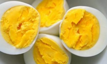 MOS E NEGLIZHONI MË/ Ja pse duhet të hamë nga një vezë të zier çdo mëngjes