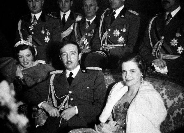 ZYRTARI I MUZEUT NË VJENË/ Zogu e mori përkrenaren e Skënderbeut