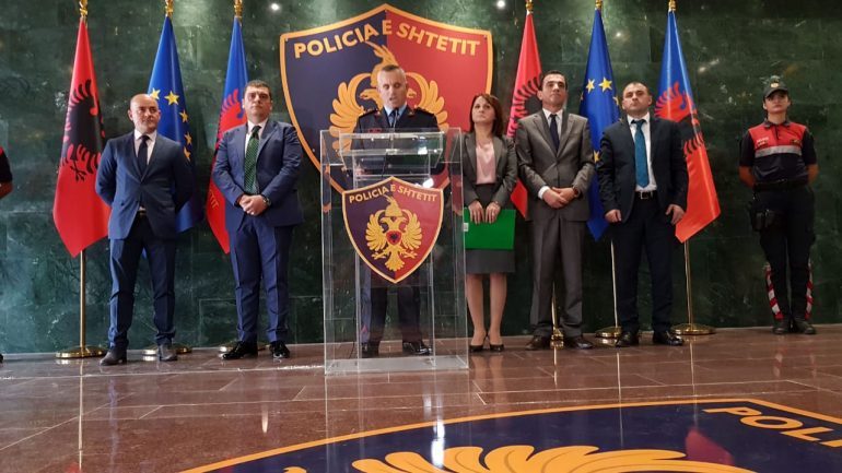 SUPER OPERACIONI I POLICISË/ Ndihmonin grupet kriminale, cilët janë 3 oficerët që u vunë në pranga (EMRAT)