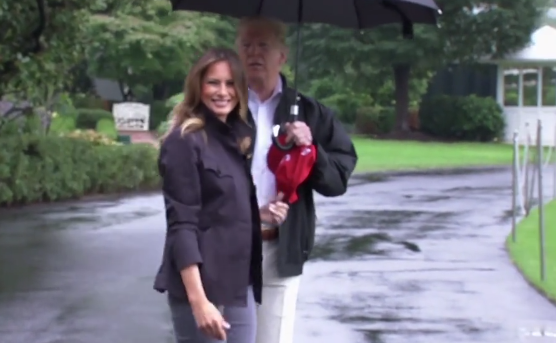 SI GJITHMONË “I KUJDESSHËM”/ Trump e mban çadrën për vete ndërsa Melania rri në shi (VIDEO)