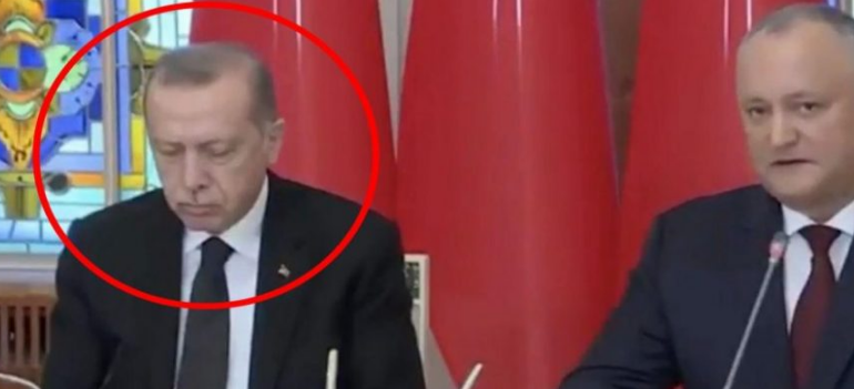 ERDOGANIN E ZË GJUMI NË KONFERENCË?/ Ja çfarë tregojnë pamjet (VIDEO)