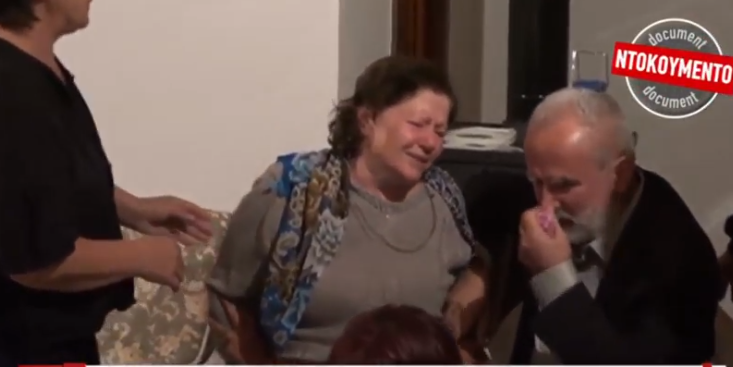 “ATA E VRANË”/ Del VIDEO. Momenti kur e ëma e ekstremistit grek merr vesh për ekzekutimin e djalit