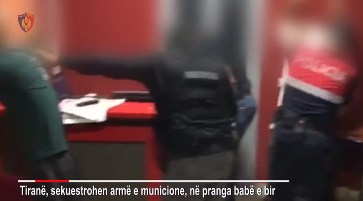 “ARMË, MUNICIONE DHE VULA NË BANESË”/ Si u kapën babë e bir nga policia (VIDEO)