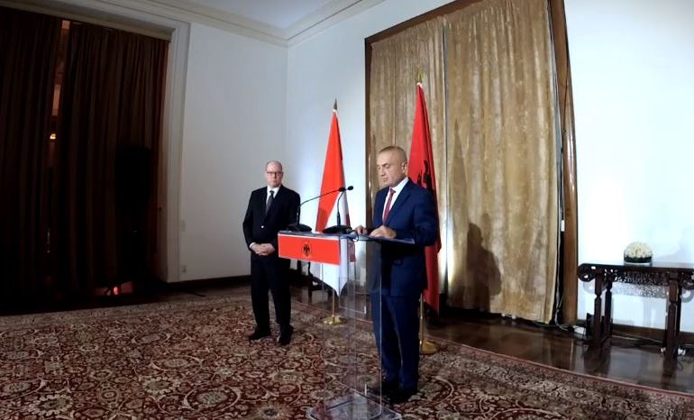 VIZITA NË SHQIPËRI/ Presidenti Meta dekoron Princin e Monakos (VIDEO)