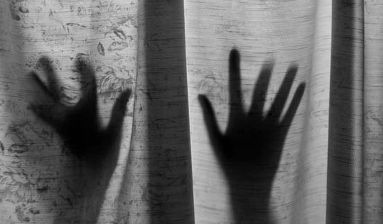I HODHI ALKOL MOTRËS DHE TENTOI TA DIGJTE PAS ‘PËRDHUNIMIT’/ Cfarë zbuloi policia italiane një vit më pas për shqiptarin