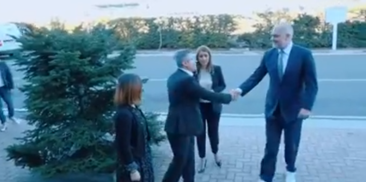 “CHECK UP FALAS”/ Rama kryen kontrollin mjekësor: A mjafton ky metri për të më matur mua? (VIDEO)