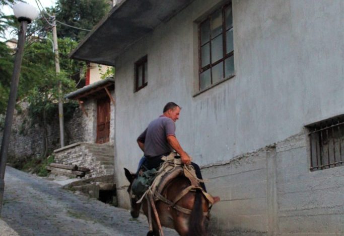 “QYTETI MË INTERESANT NË BALLKAN”/ Gazetarja italiane realizon reportazh në Gjirokastër