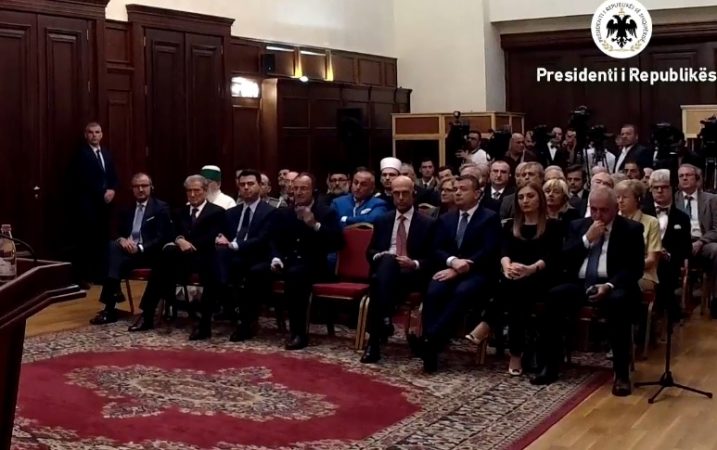 META BËN “BASHKË” POLITIKANËT SHQIPTARË/ Berisha e Basha ulur afër Ballës