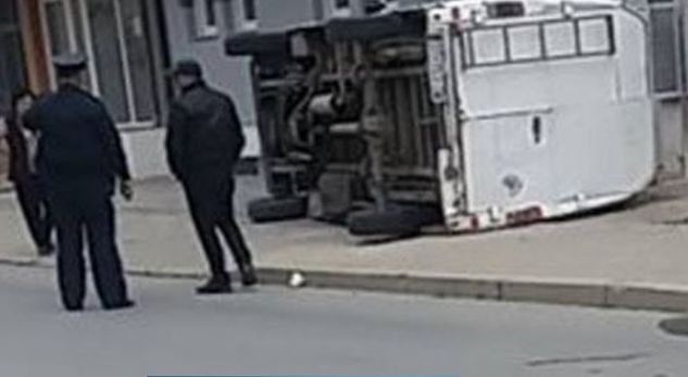 AKSIDENT NË PRISHTINË/ Rrotullohet kamioni, lëndohen dy persona (FOTO)