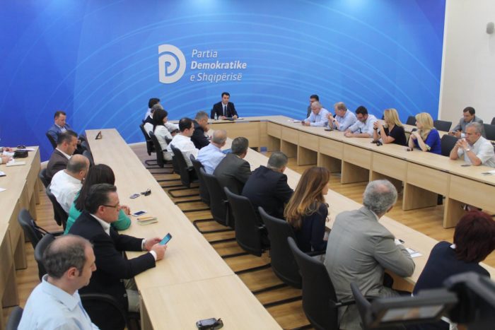 MBLEDHJA ME DYER TË MBYLLURA/ Basha paralajmëron deputetët: Bëhuni gati se…
