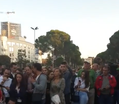 MBRONI “XHISIELËN”/ Nis protesta para kryeministrisë, dhjetëra persona janë mbledhur për…