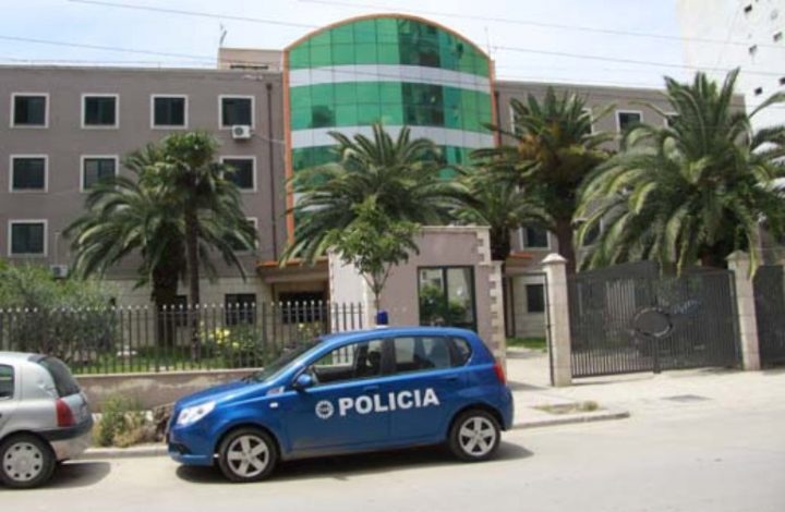 “DHUNOI NUSEN E XHAXHAIT BASHKË ME BABAIN”/ Kërkohej nga policia, kapet i riu në Durrës (EMRI)