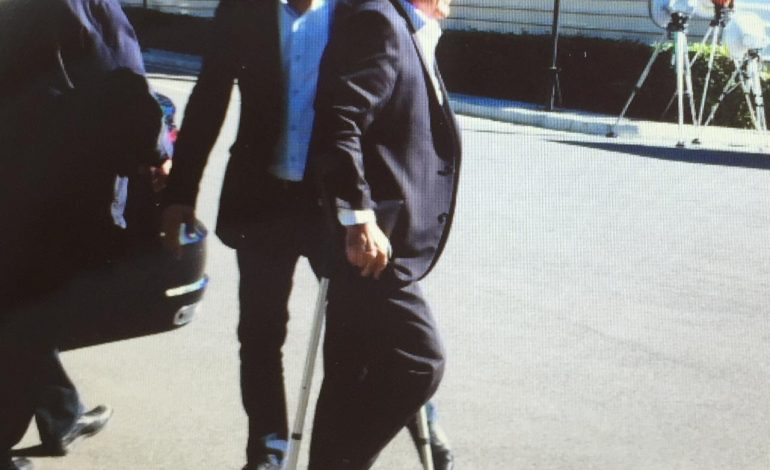 LIGJI PËR LOJËRAT E FATIT/ Deputeti i PS me paterica shkon në Kuvend të votojë (FOTO)