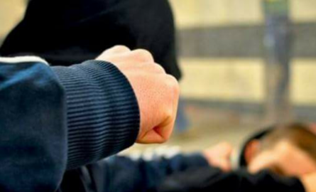 E FUNDIT/ Goditi efektivin e policisë me grusht, arrestohet 47 vjeçari (EMRI)