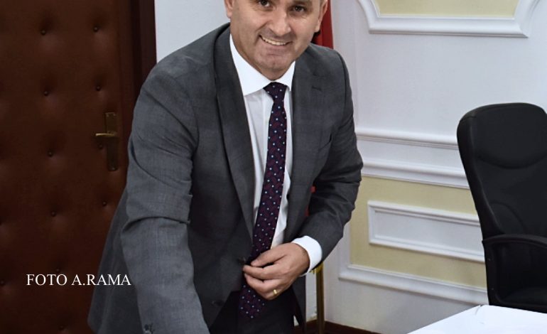 ME SHAMPANJË NË KUVEND/ Deputetët e PS festojnë. Ulsi Manja i ëmbëlson me…