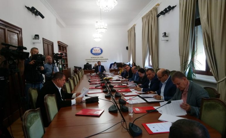 OPOZITA NË BOJKOT/ Shalsi shqyrton propozimin e LSI për koncesionet, nxirret media jashtë