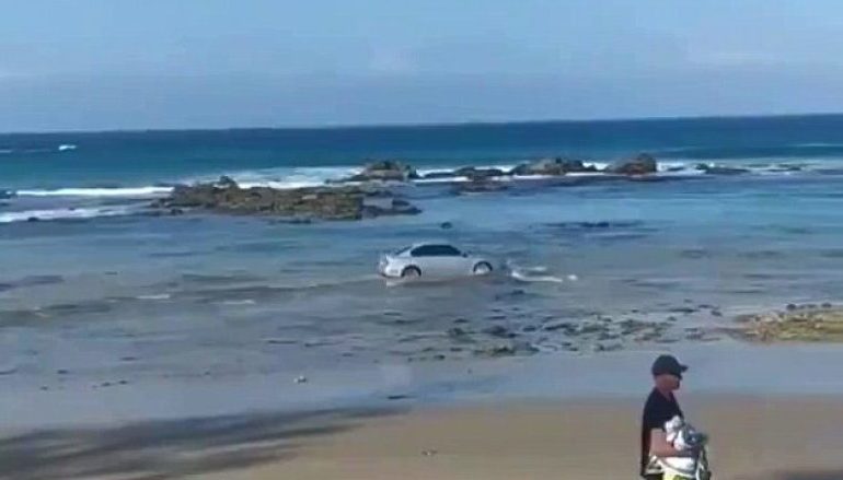 NUK KISHTE KOHË TA ÇONTE NË LAVAZH/ Shoferi hyn në det për të larë makinën (VIDEO)