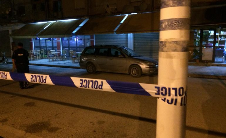 E FUNDIT/ Të shtëna me armë zjarri në një lokal në Vlorë, plagoset i riu (EMRI+FOTO)