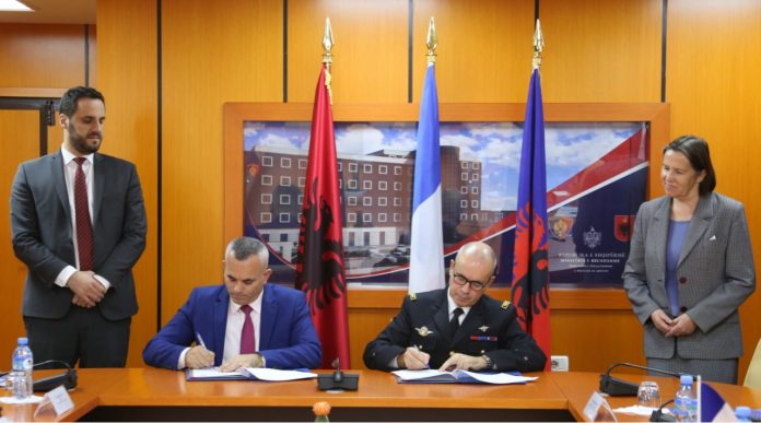 ARDI VELIU PRET DREJTUESIN E XHANDARMËRISË SË FRANCËS/ I dhurojnë Shqipërisë drone, aparate fotografike