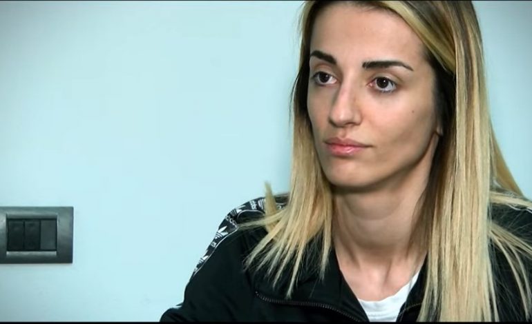 Xhisiela Maloku del në MBROJTJE të deputetit të PS: Është njeri i pafajshëm. Nuk e di pse…