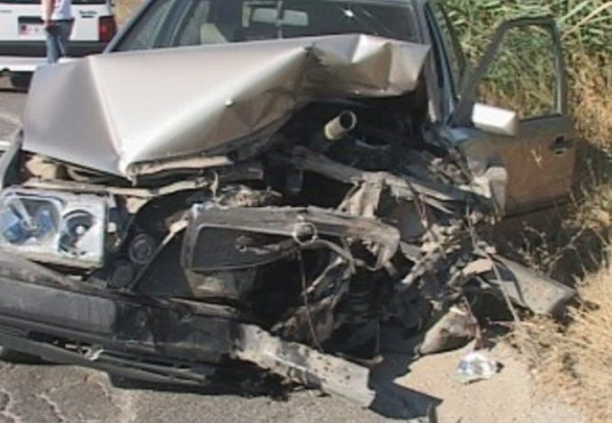 E RËNDË/ 24 vjeçarja “TAP” përfundon me makinë jashtë rruge, plagosen 2 vajza (EMRI)