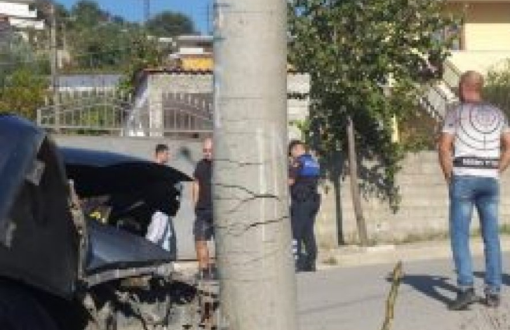 NDODH NË KOMBINAT/ Aksidentohet MAKINA, përplaset me shtyllën dhe lë lagjen pa DRITA (FOTO)