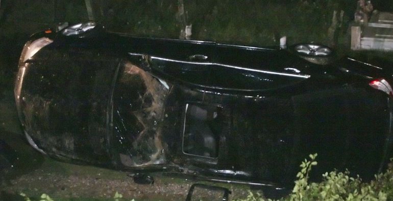 AKSIDENT I RËNDË NË KRRABË/ Makina përmbyset në rrugë, një i plagosur rëndë (FOTO)