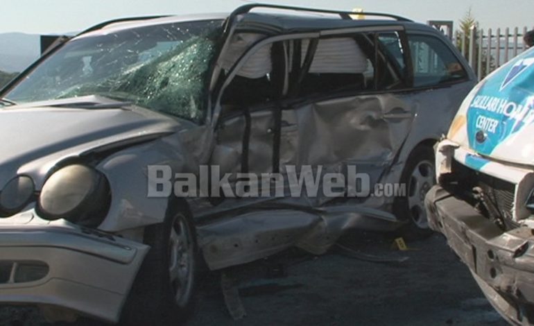 “BENZ-I” PËRPLASET ME FURGONIN NË KORÇË/ Plagosen KATËR persona (VIDEO)