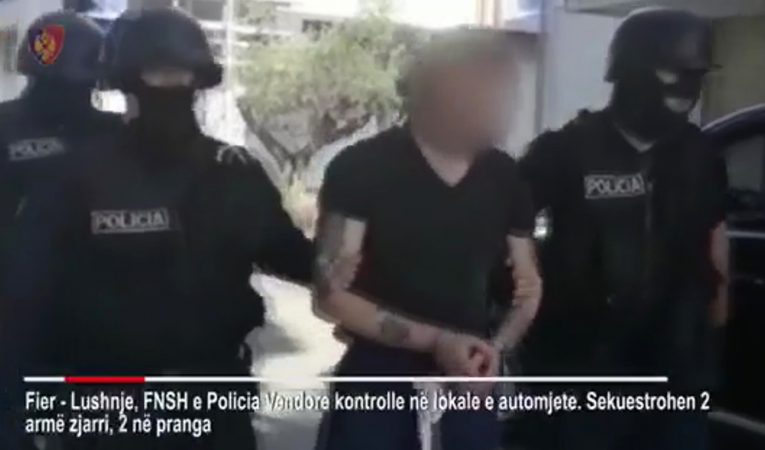 ARRESTIMI I KRIMINELËVE/ Aksioni i papritur policor. Çfarë iu gjet “të fortit” në Fier (VIDEO)