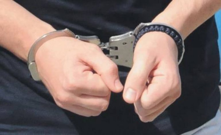 NDODH NË GRAMSH/ Si u kap MAT 20 vjeçari sapo grabiti lokalin. Kishte…