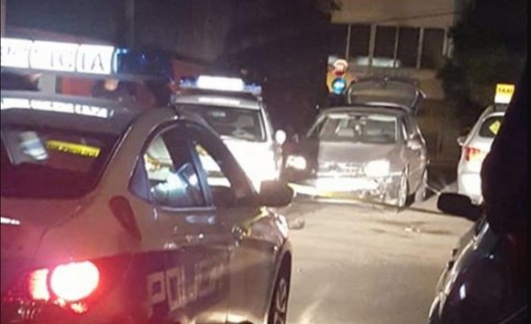 NDJEKJE NË MESNATË/ Makina i IKËN policisë në Tiranë dhe përplaset tek…(VIDEO)