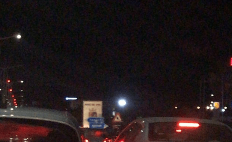 E DIELA “KAOTIKE”/ Bllokohet autostrada Tiranë-Durrës. Radha kilometrik e automjeteve… (FOTOT)