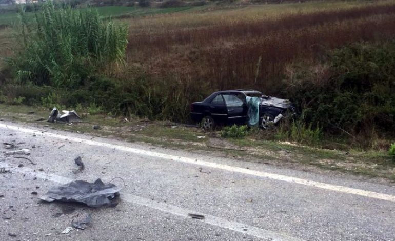 E FUNDIT/ Aksident i RËNDË në Vlorë. Makina del nga rruga, plagosen tre persona