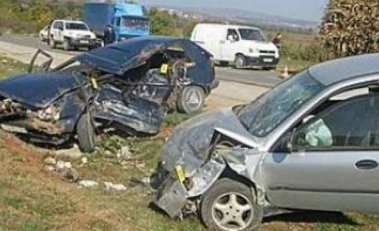 AKSIDENT I RËNDË NË RINAS/ Përplasen dy makina “KOKË MË KOKË”. PLAGOSEN 6 persona