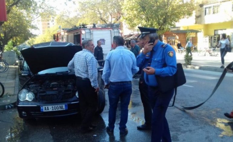 ALARM NË SHKODËR/ “Benzi” merr flakë në ecje (FOTO)