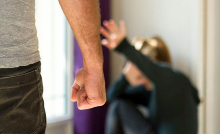 NDODH NË LEZHË/ Si u kap 24 vjeçari teksa dhunonte nënën dhe gruan e tij