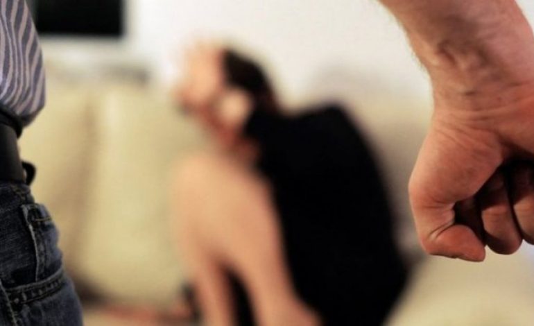 NDODH NË KAMËZ/ Dhunonte RREGULLISHT gruan dhe vajzën, kapet 53 vjeçari