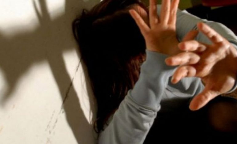 NJIHET ME TË FEJUARIN NË RRJETE SOCIALE/ Babë e bir burgosin nusen 19-vjeçare