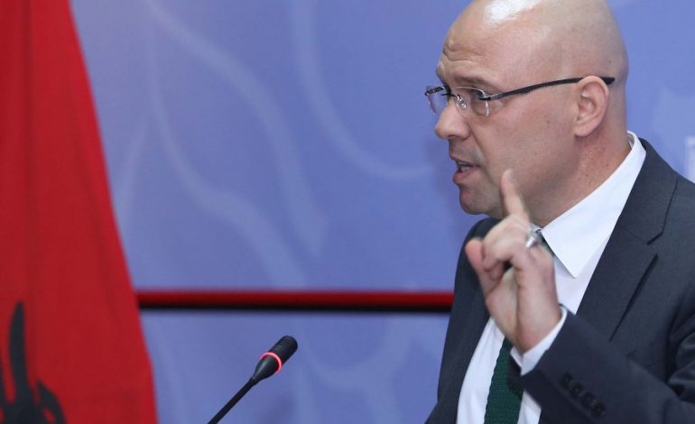 DORËHEQJA/ Manjani: Çdo bëjë Rama për të harruar skandalin