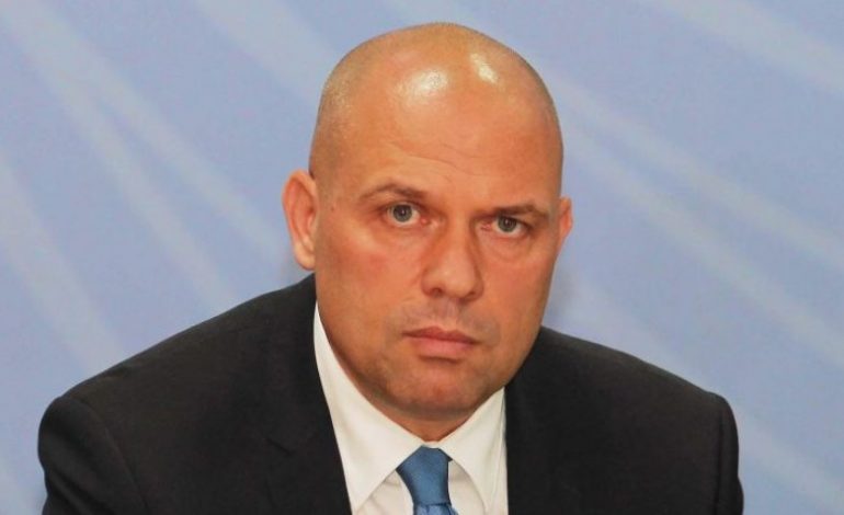 DORËHEQJA E FATMIR XHAFËS/ Reagon Manjani: Ministri i RI ushtarak i formuar