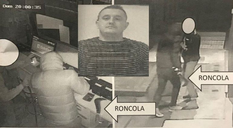 SI NË FILMA/ Shihni si GRABISTE me thikë dhe sëpatë, 25 vjeçari shqiptar (EMRI+VIDEO)