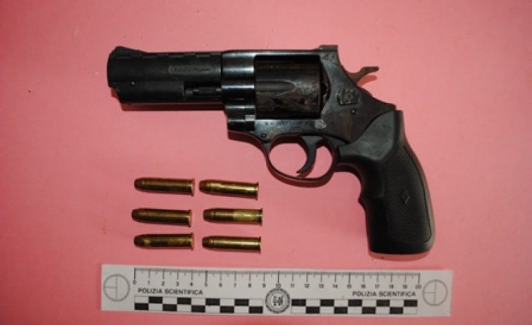 KONTROLLET NGA POLICIA/ Iu gjendet arma gati për qëlluar. Kapen dy shqiptarët, i treti…